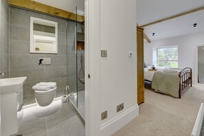 Chuveiro, secador de cabelo, toalhas de banho, sabonete