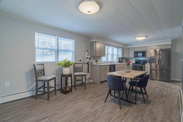 Frigorífico, microondas, horno y placa de cocina