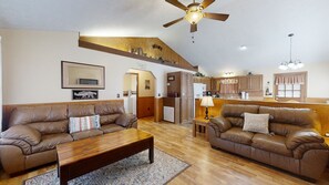 Cabana, várias camas, banheira de imersão | Área de estar | TV 40 polegadas com canais a cabo, lareira