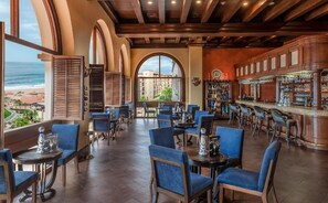 Bar (on property) - Pueblo Bonito Sunset Beach Golf & Spa Resort (Cabo San Lucas)