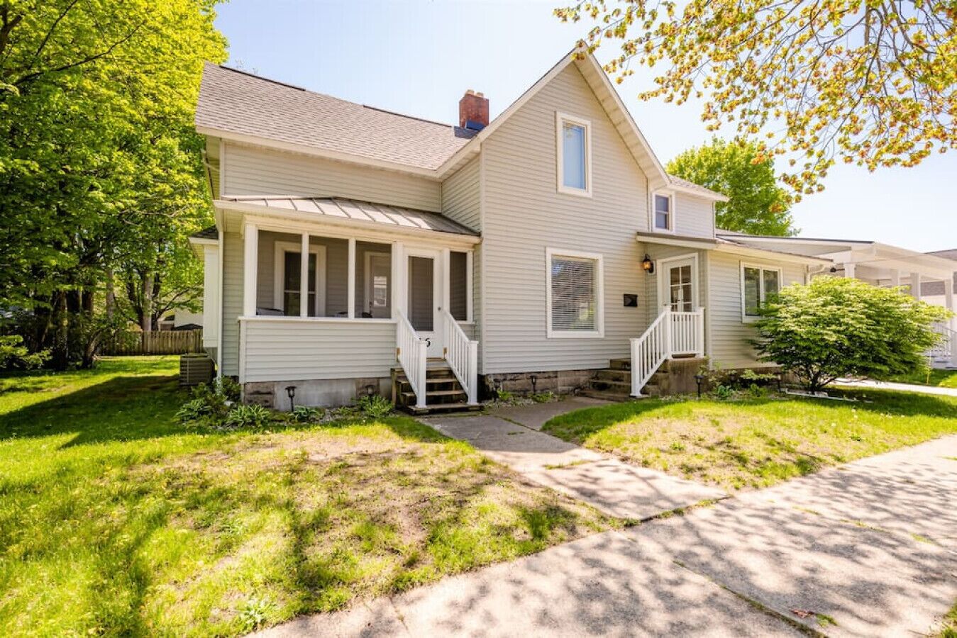 Spacious 5 bedroom home close to Lake Michigan with swimming pool and hot tub!