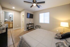 3 Schlafzimmer, Schreibtisch, Bügeleisen/Bügelbrett, WLAN