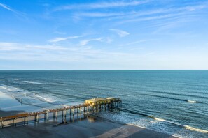 Sur la plage, chaise longue, serviettes de plage