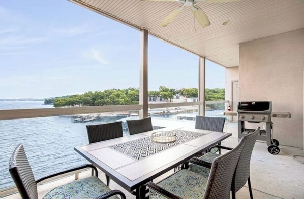 屋外ダイニングエリア