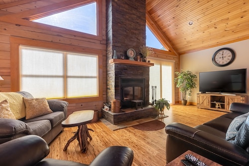 Luxury 4BR Log Cabin Near SIU & Wine Trail