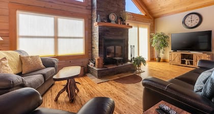 Luxury 4BR Log Cabin Near SIU & Wine Trail