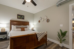 2 habitaciones, escritorio y tabla de planchar con plancha 