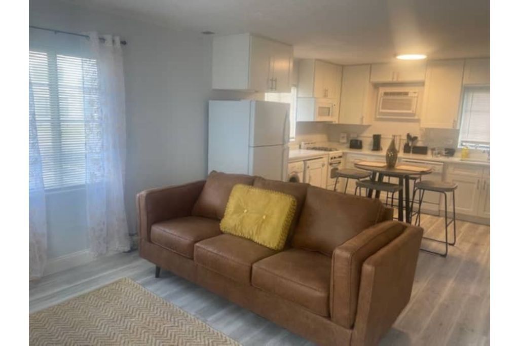 Comfy and Charming -A 1 Bedroom Duplex Apartment
