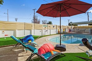 Alberca al aire libre y alberca climatizada