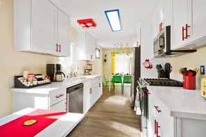 冷蔵庫、電子レンジ、オーブン、コンロ