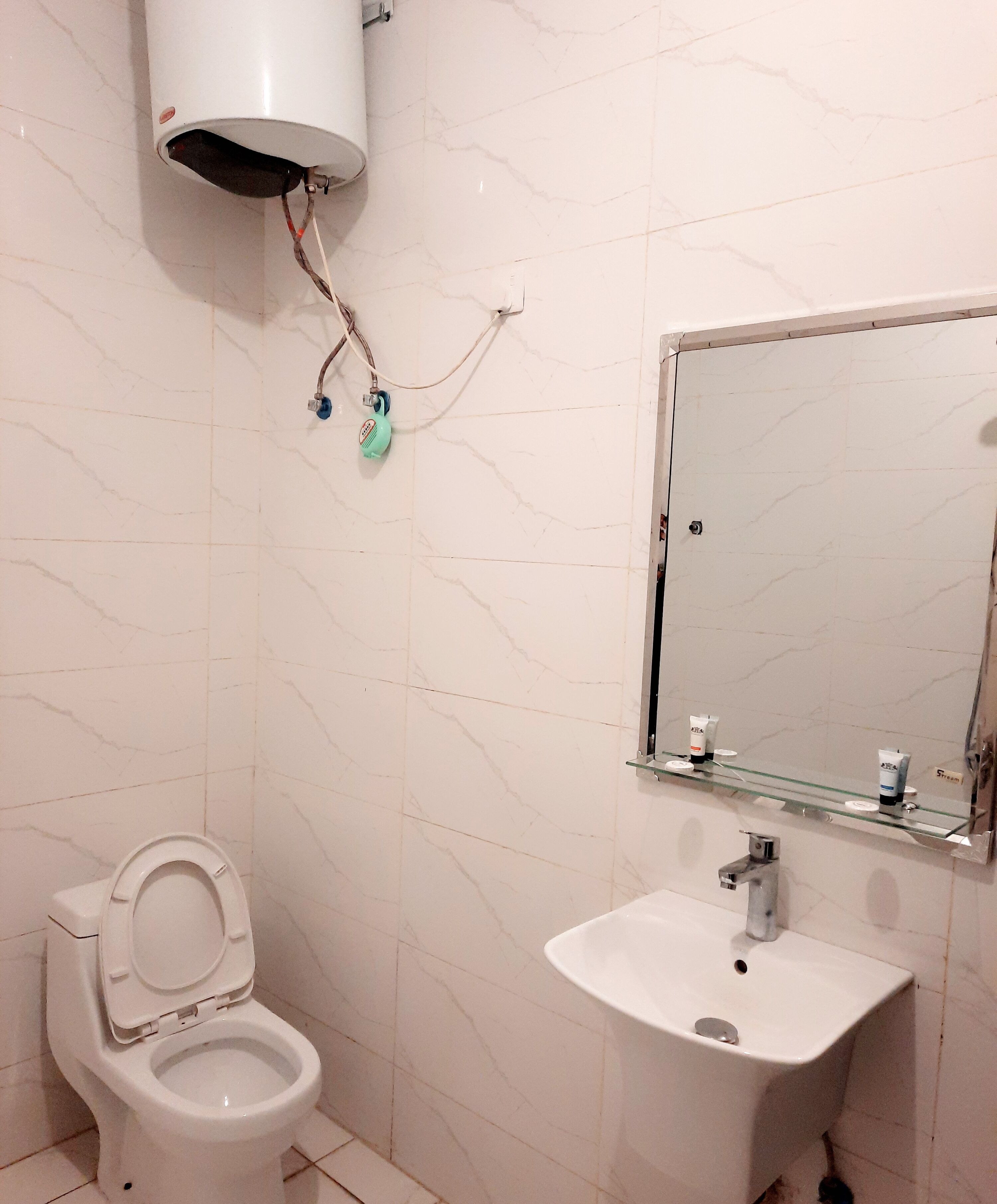 Dusch, regndusch, lyxtoalettartiklar och handdukar