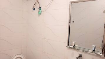 Shower, pancuran hujan, perlengkapan mandi desainer, dan handuk