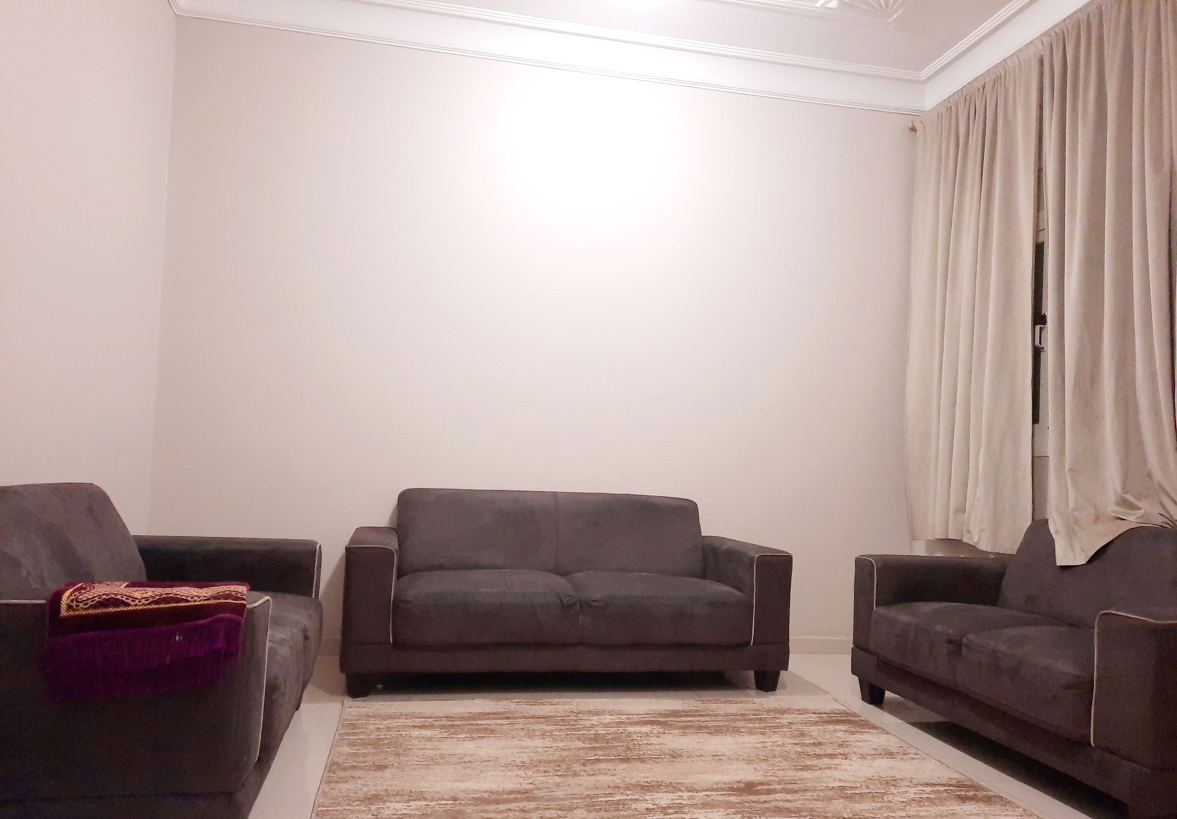 Suite Deluxe, 2 habitaciones | Zona de estar | Televisión de pantalla plana de 41 pulgadas con canales digitales