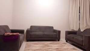 Phòng Suite Deluxe, 2 phòng ngủ | Khu phòng khách | TV màn hình phẳng 41-inch có truyền hình kỹ thuật số, TV 