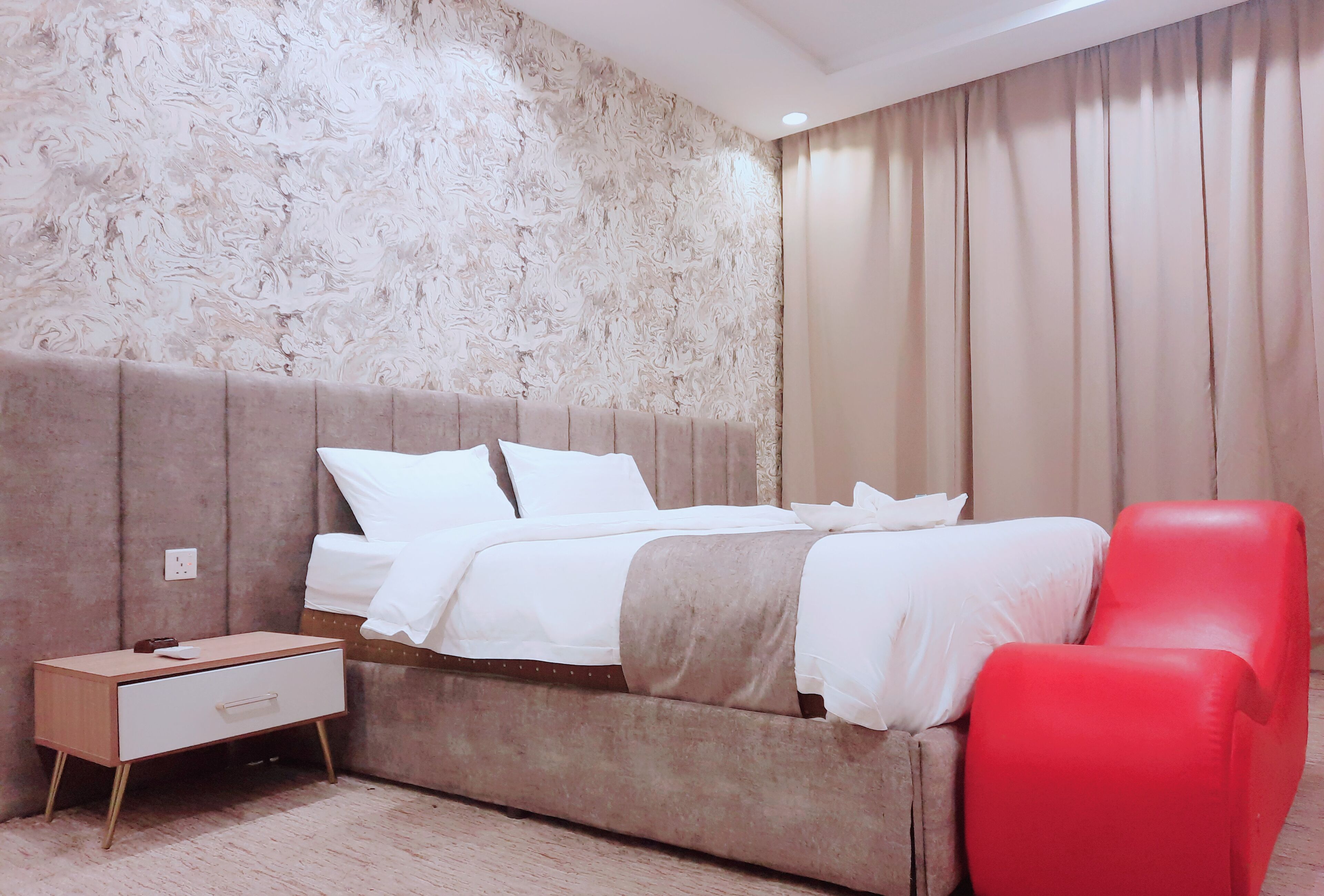 Hypo-allergenic bedding, blackout drapes, free WiFi, bed sheets