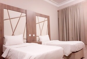 Suíte luxo, 2 quartos | Roupas de cama antialérgicas, cortinas blackout, Wi-Fi de cortesia