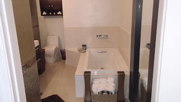 Luxury Apartment | Bathroom | Combined shower/bathtub, free toiletries, hair dryer, towels