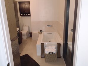 Apartamento superluxo | Banheiro | Chuveiro/banheira combinados, produtos de toalete grátis