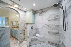 Douche, sèche-cheveux, serviettes fournies, savon