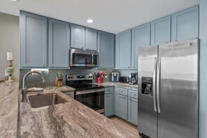 Refrigerador, microondas, horno y parrilla de estufa 