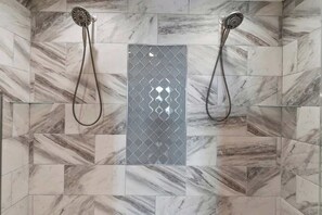 Douche, sèche-cheveux, serviettes fournies, savon
