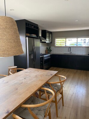 Dining - Tall Palms Beach House (Battery Hill)