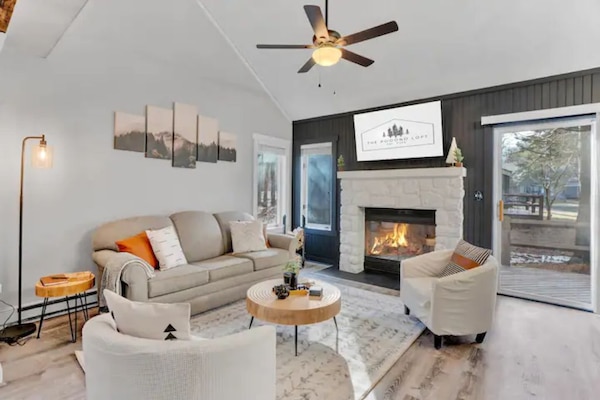 Smart-TV, Kamin, Tischtennisplatte, BĂŒcher