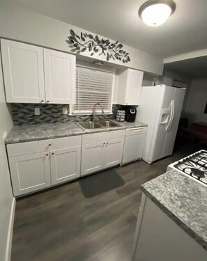 Refrigerador, microondas, horno y parrilla de estufa