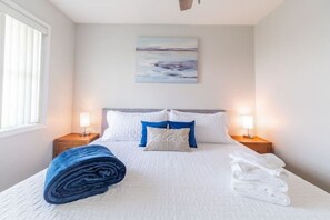 2 chambres, fer et planche à repasser, lit de bébé portatif
