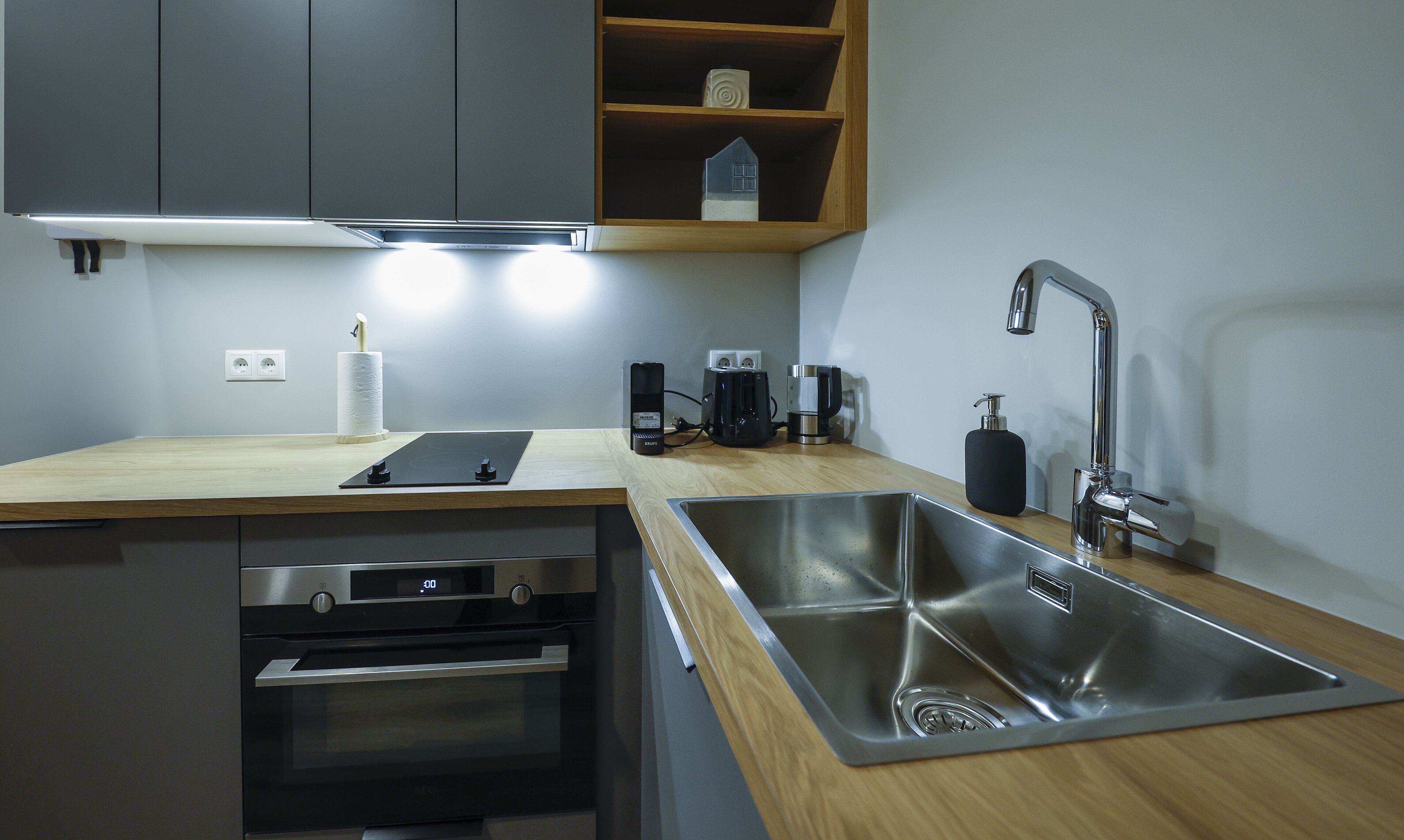 Réfrigérateur, micro-ondes, four, plaque de cuisson