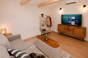 Smart TV, fireplace, streaming services