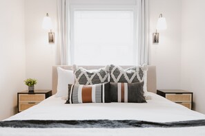 2 bedrooms, desk, blackout curtains, iron/ironing board - Beautiful and Cozy Home in Snoqualmie, Walk to Restaurants, The Falls, & Shops (Snoqualmie)