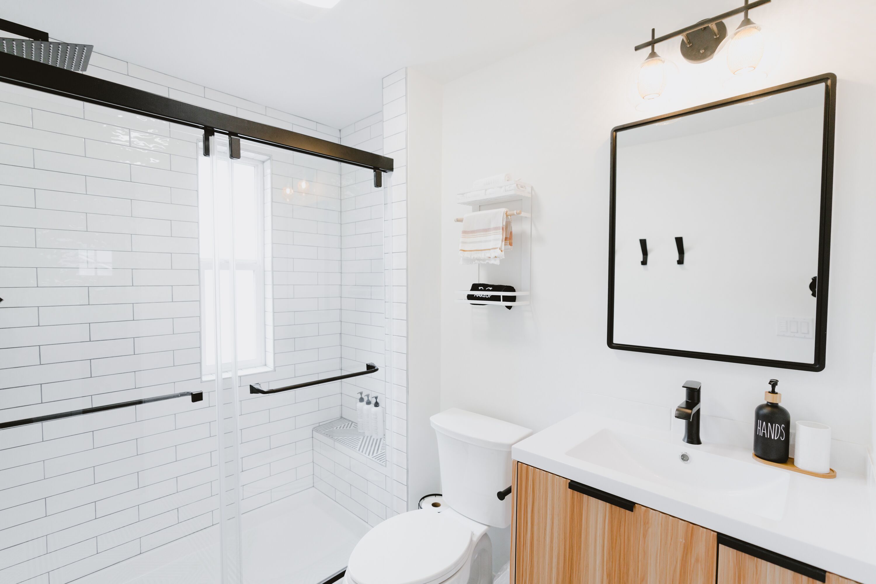 Ducha, secador de pelo, toallas y jabón