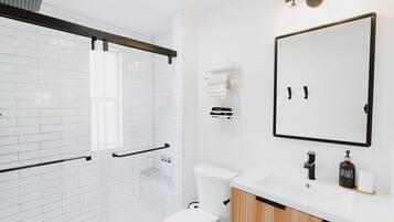 Ducha, secador de pelo, toallas y jabón