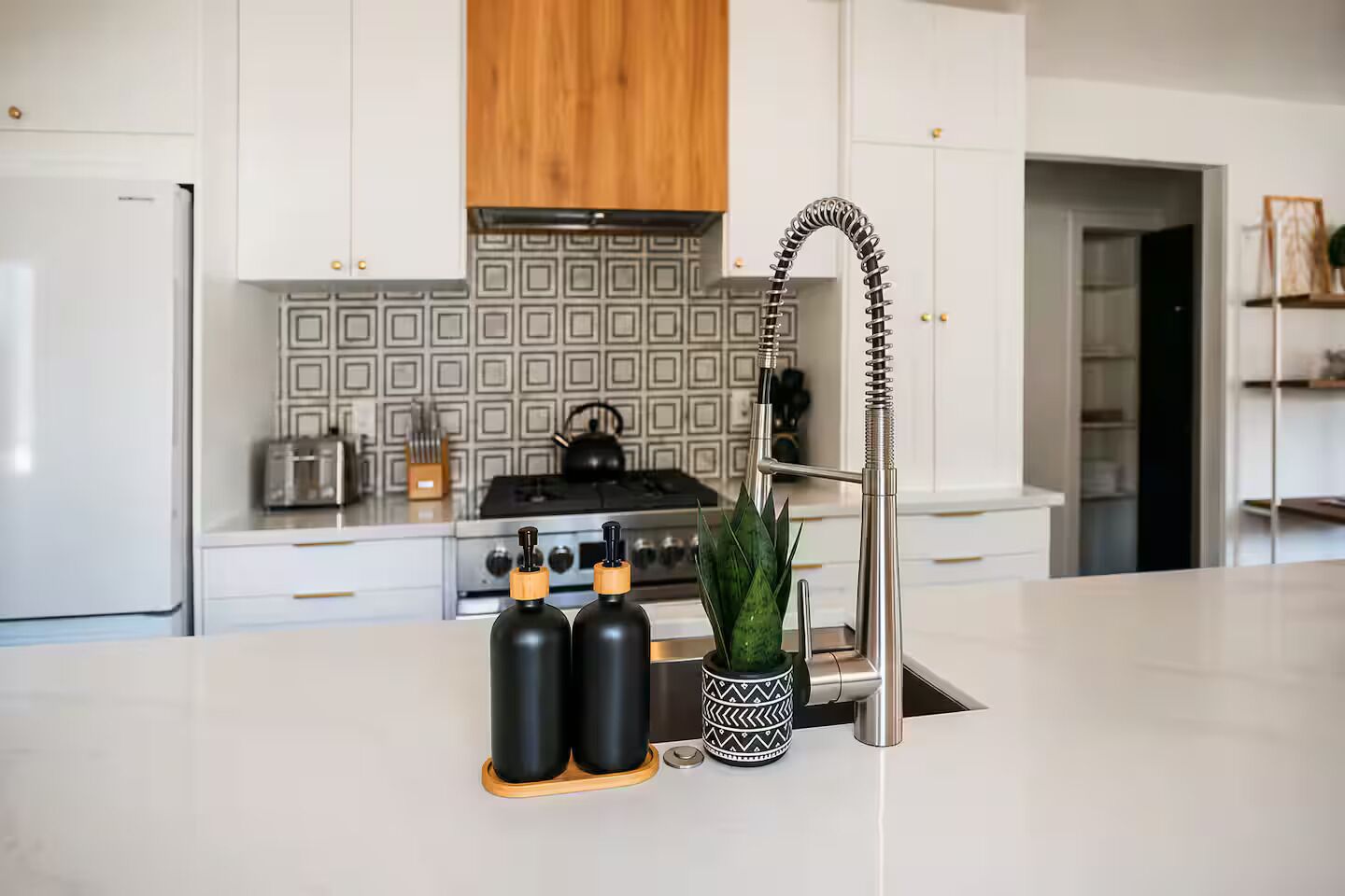 Réfrigérateur, four à micro-ondes, un four, surface de cuisson