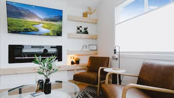 Smart TV, fireplace, streaming services