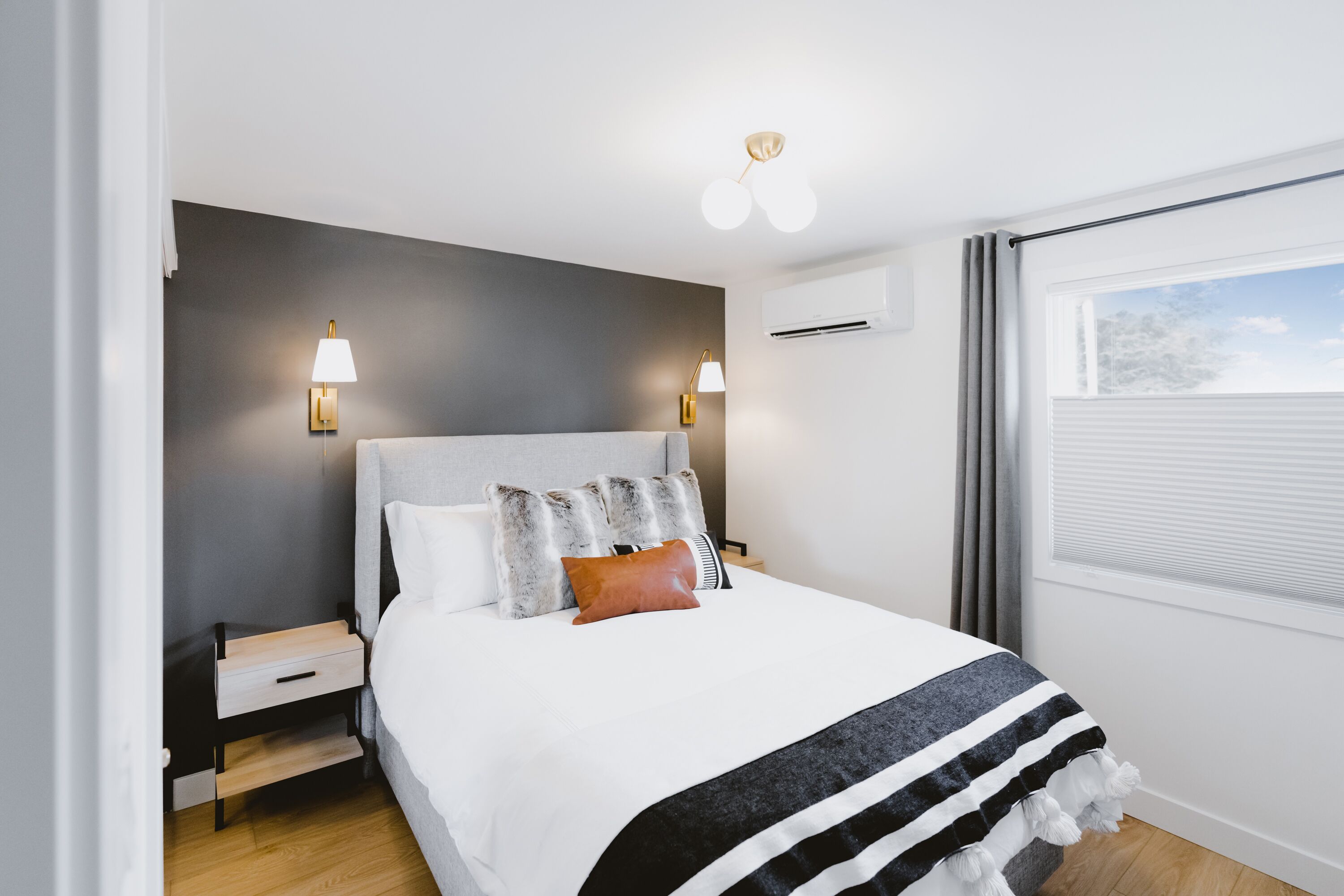 2 dormitorios, escritorio, cortinas opacas