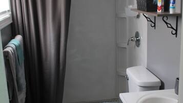 Doccia, asciugacapelli, asciugamani, sapone