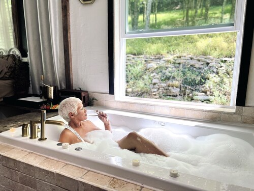 Romantic•Relaxing Jacuzzi Bathhouse Cottage