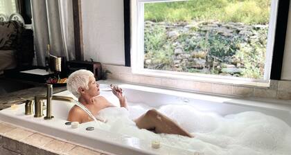 Romantic-Relaxing Jacuzzi Bathhouse Cottage - FREE Brunch in Bed!
