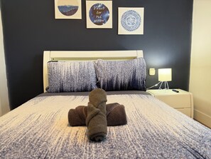 4 habitaciones, tabla de planchar con plancha y cuna de viaje 