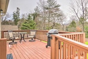 Outdoor dining - Walk to Lake Summit! Mountain-View Zirconia Home (Zirconia)