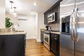 Refrigerador, microondas, horno y parrilla de estufa 