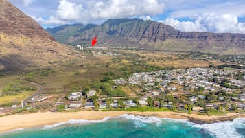 Playa en los alrededores y camastros