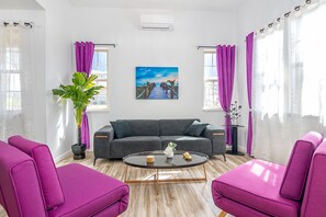 Smart-TV, Tischfußball, Bücher