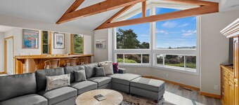 Renovated home w/ breathtaking views of the bay and new hot tub