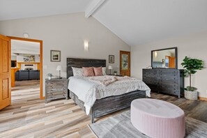 3 habitaciones, escritorio y tabla de planchar con plancha 