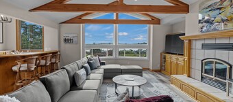 Renovated home w/ breathtaking views of the bay and new hot tub