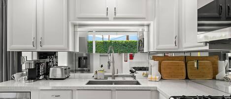 Køleskab, mikrobølgeovn, ovn, kogeplade