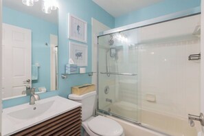 Ensemble douche/baignoire, sèche-cheveux, serviettes fournies